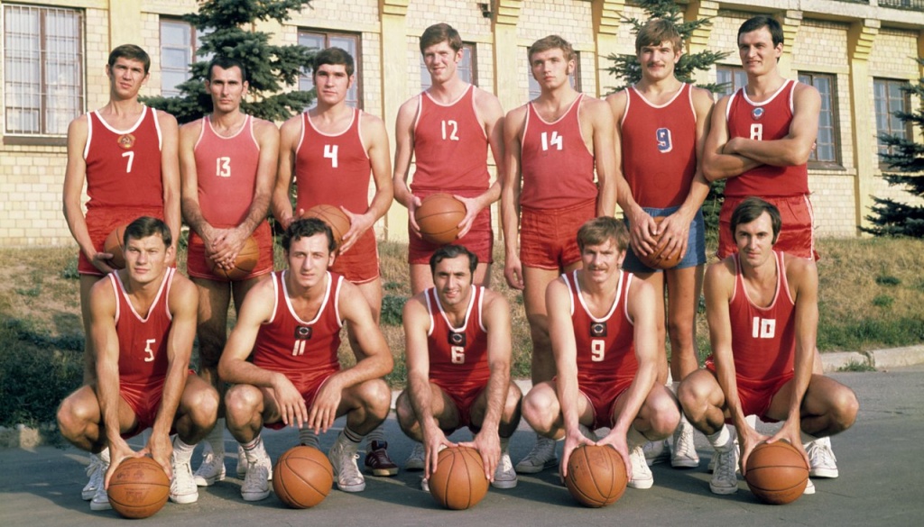 Сборная СССР по баскетболу, 1972 год. Александр Белов (герой Колесникова) под номером 14, во втором ряду.