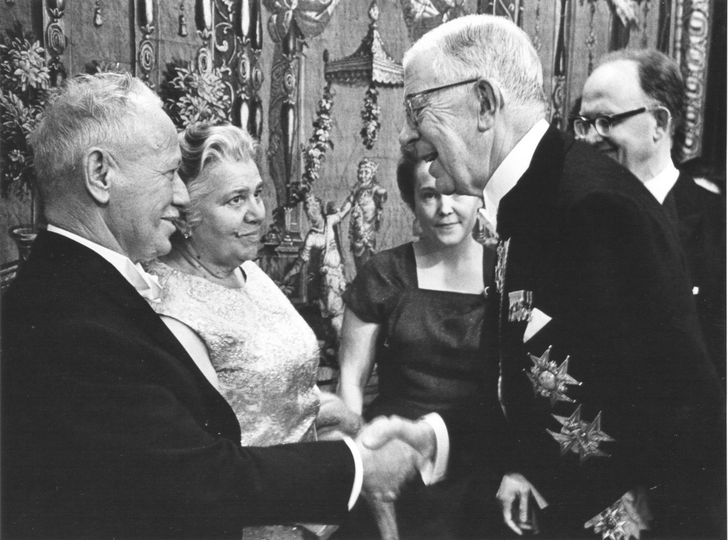 Король Швеции Густав VI Адольф поздравляет Михаила Шолохова с вручением ему Нобелевской премии. Стокгольм, 1965 год. 