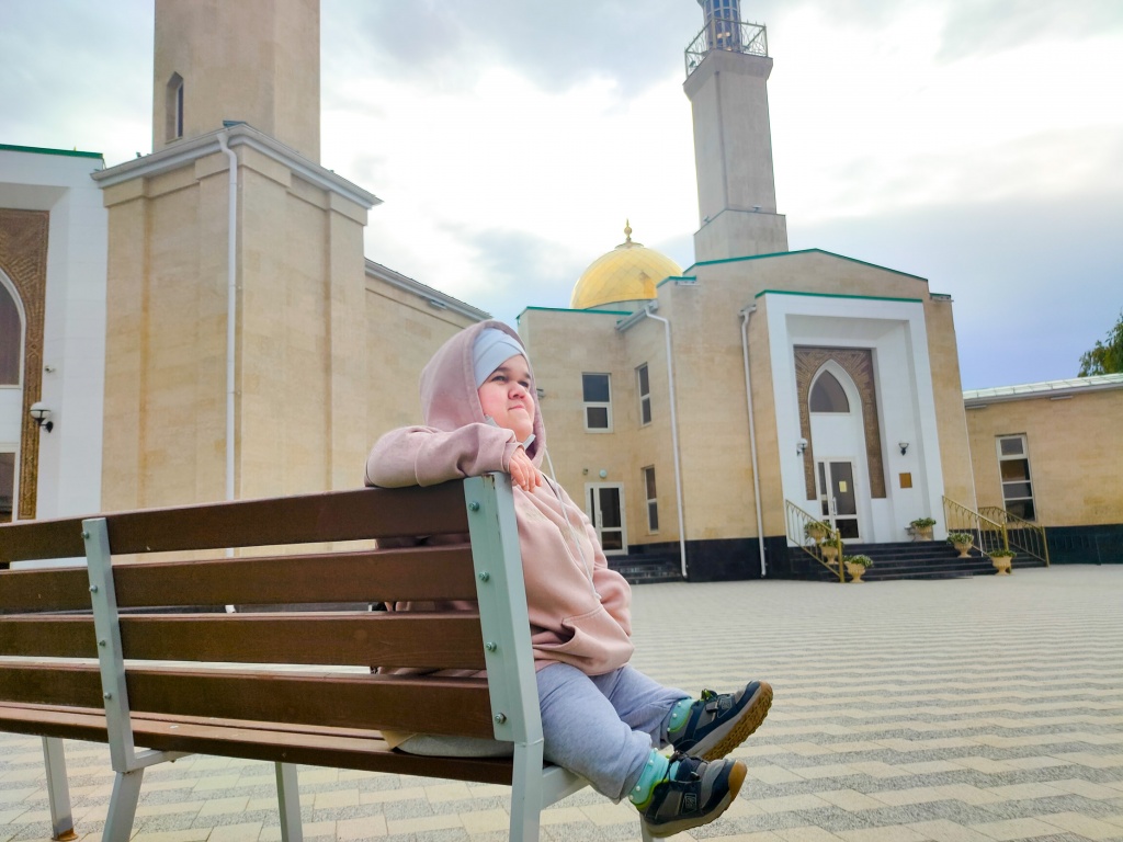 У мечети «Иман Нуры», в которой Регина Иванова возглавляет благотворительный отдел.
