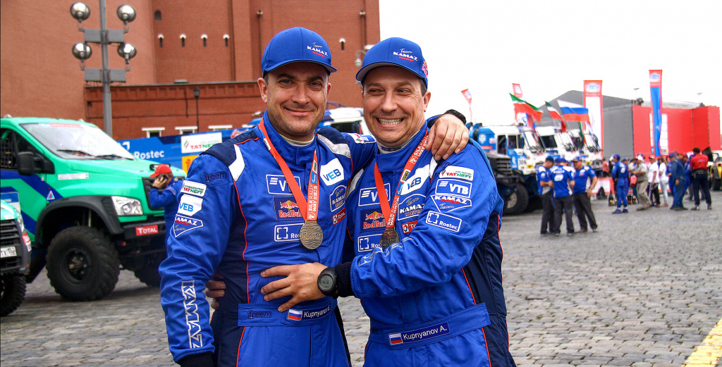 Участники ралли-рейда «Шелковый путь» Сергей (слева) и Александр Куприяновы.