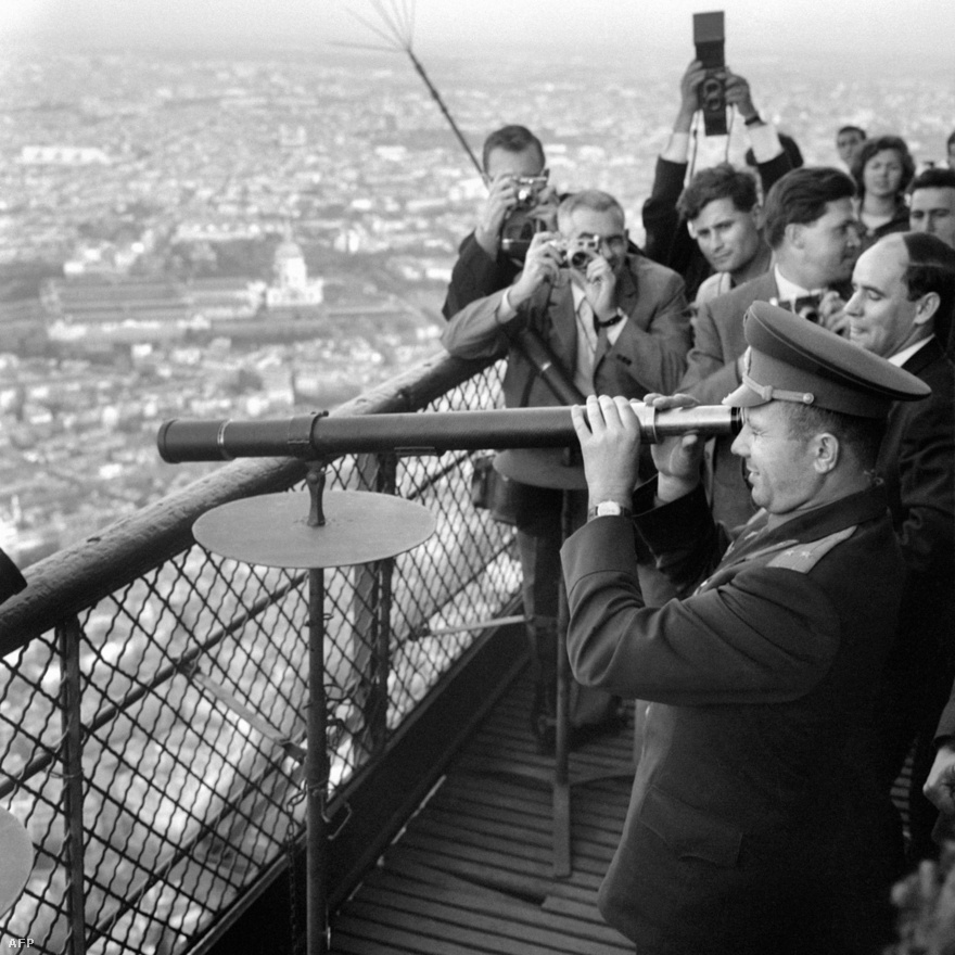 Юрий Гагарин смотрит в телескоп с вершины Эйфелевой башни, Париж