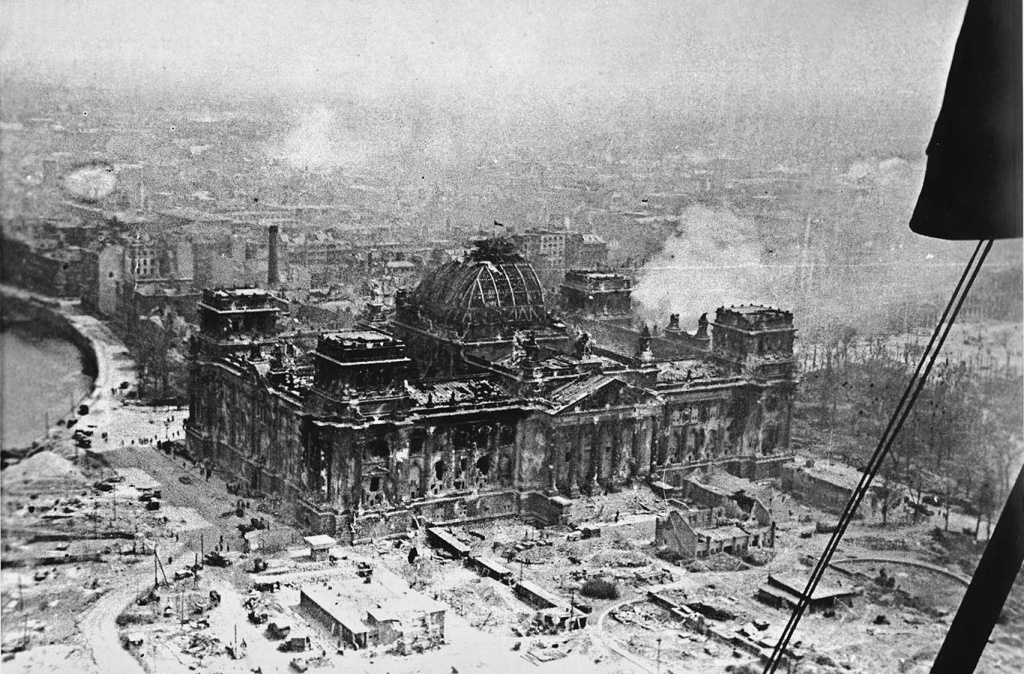 Разрушенный Рейхстаг, снимок с воздуха. 