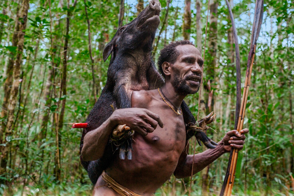 Охотник племени «людей, живущих на деревьях», Папуа-Новая Гвинея.