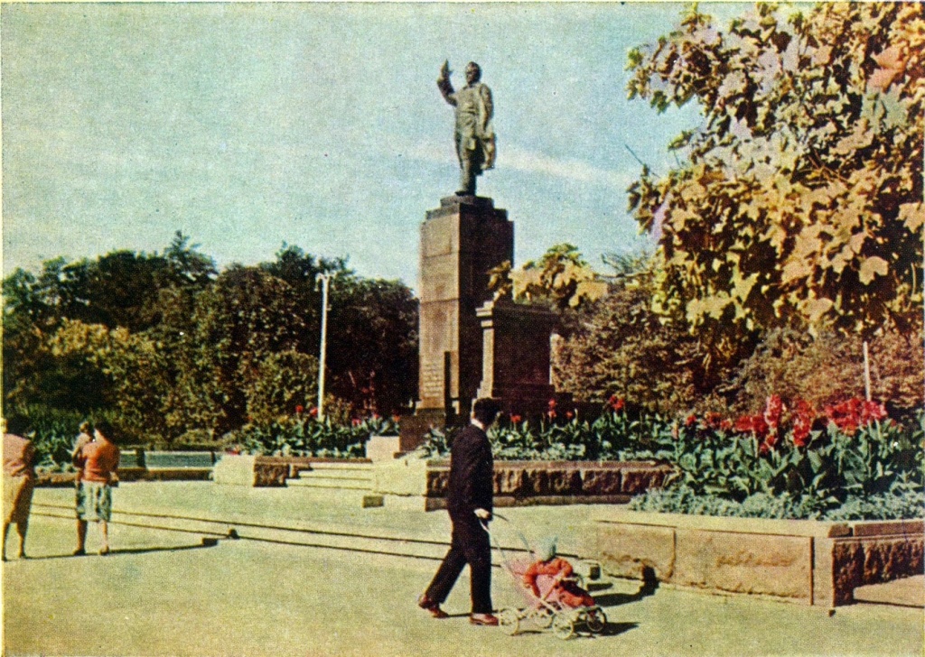 Памятник Кирову, 1960-е годы.