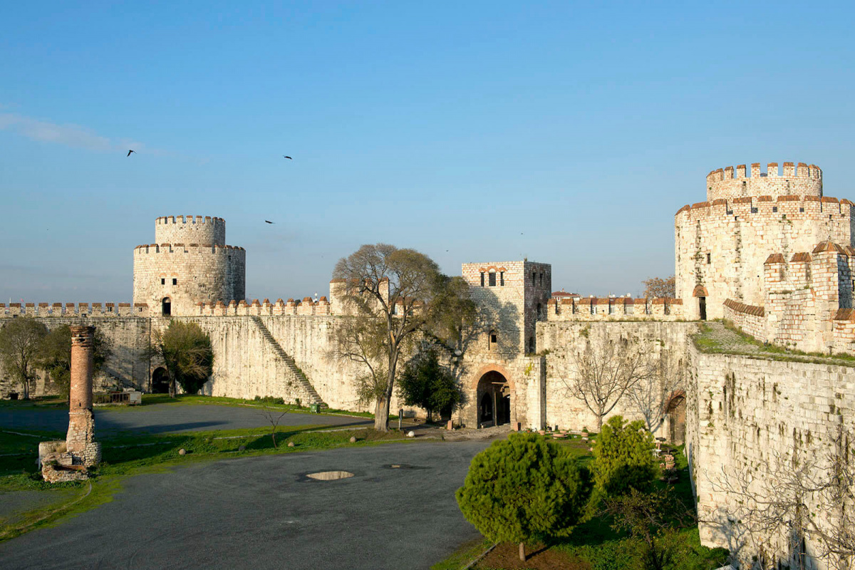 Знаменитая крепость Едикуле (Семибашенный замок) в Стамбуле. Современный вид. С 1830 годов Едикуле перестали использовать как тюрьму, а в конце XIX века замок стал музеем.