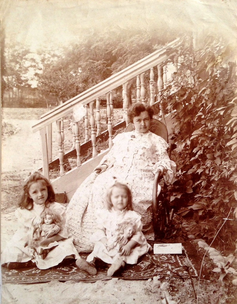 Сестра нашего героя Агния с дочками. 1902 год.