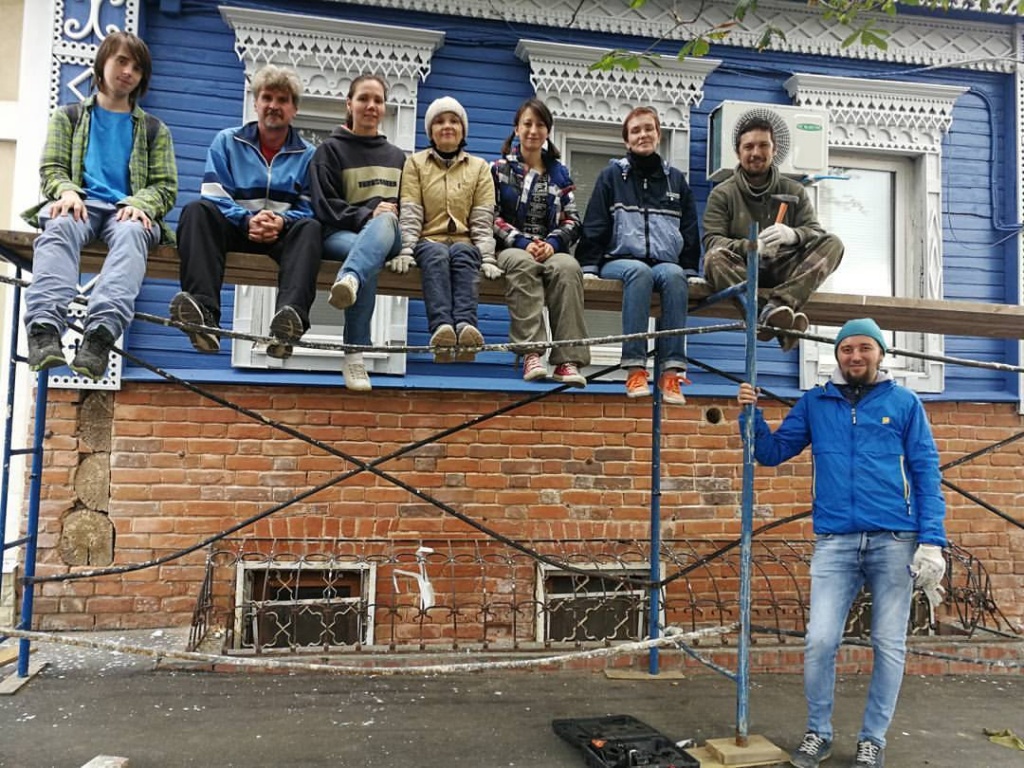 Андрей Кочетков (стоит) с группой волонтеров на объекте в родной Самаре.