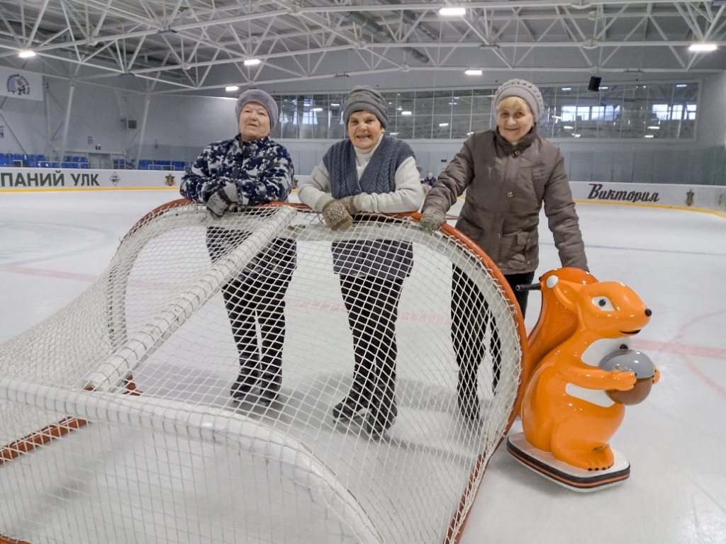 В процессе обучения катанию на коньках (держась за белочку и ворота). Капитан команды Валентина Павловна Федорова — в центре.