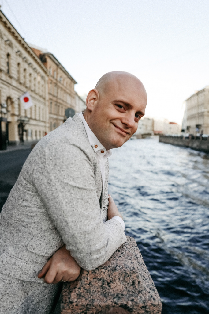 Крэйг Эштон на набережной реки Мойки в любимом Санкт-Петербурге.