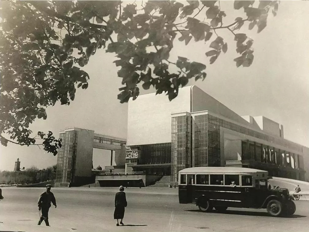 Здание Ростовского театра драмы имени М. Горького было построено в 1935 году.
