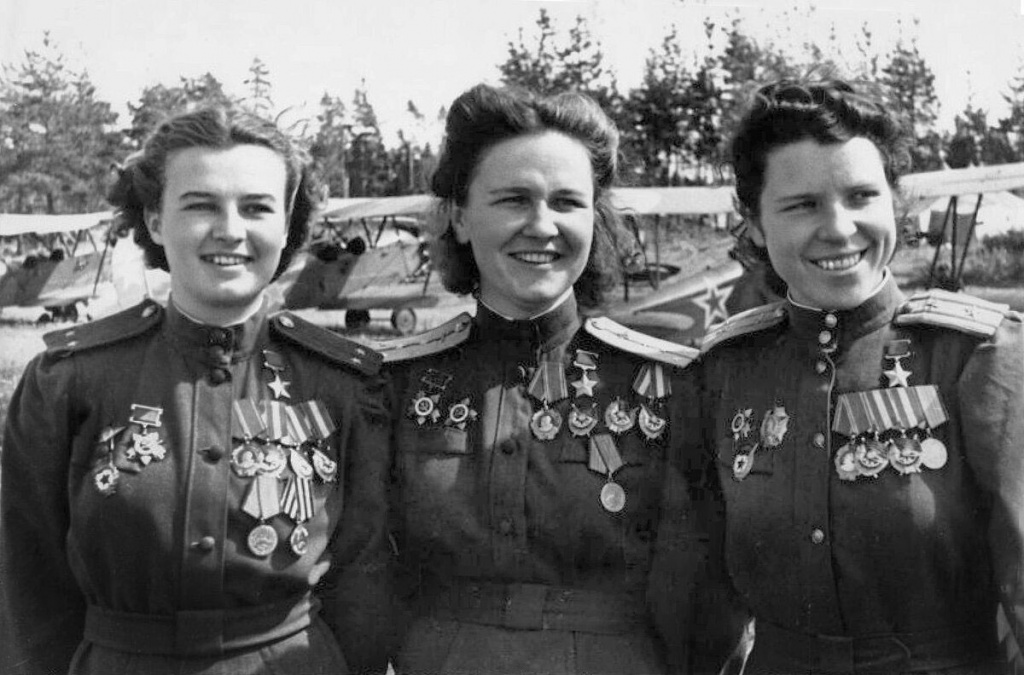 Герои Советского Союза Наталья Меклин-Кравцова, Надежда Попова, Евдокия Никулина. Май 1945 года.