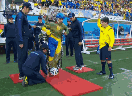 У Джулиано Пинто из Сан-Пауло — паралич нижних конечностей. В 2014 году он открыл ЧМ по футболу в Бразилии, сделав первый удар по мячу с помощью экзоскелета.