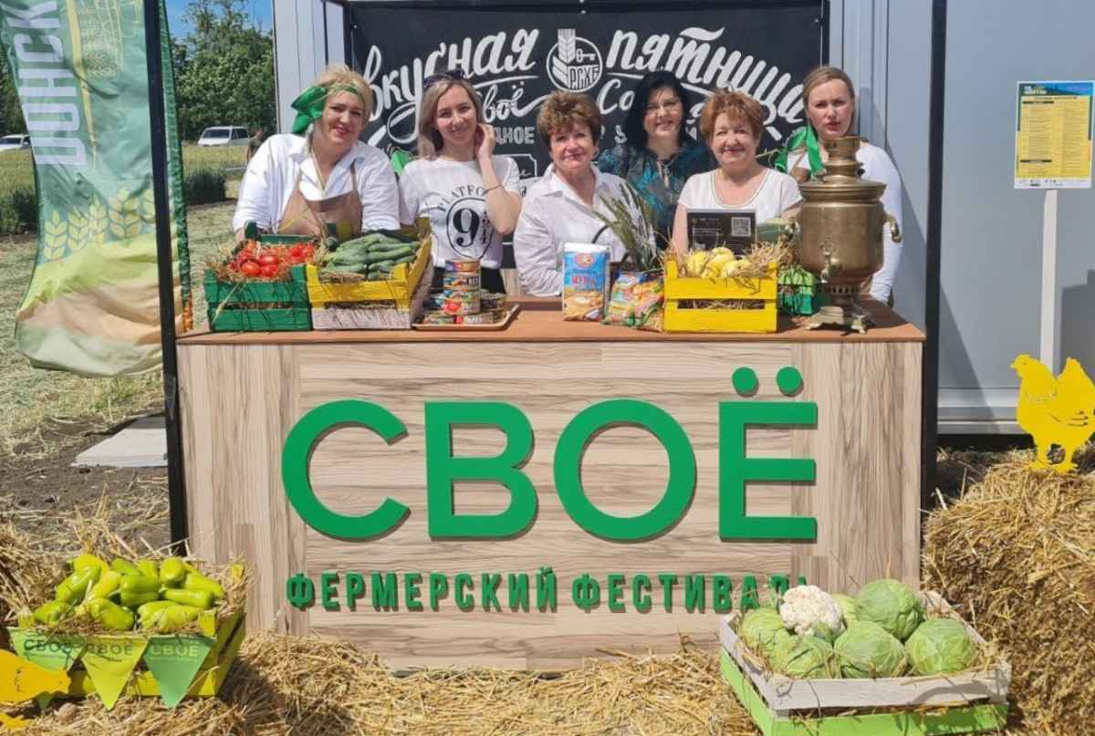 «Маяк» представляет свою продукцию на «Дне донского поля» в Зернограде. 2022 год. (Любовь Железная в центре.)