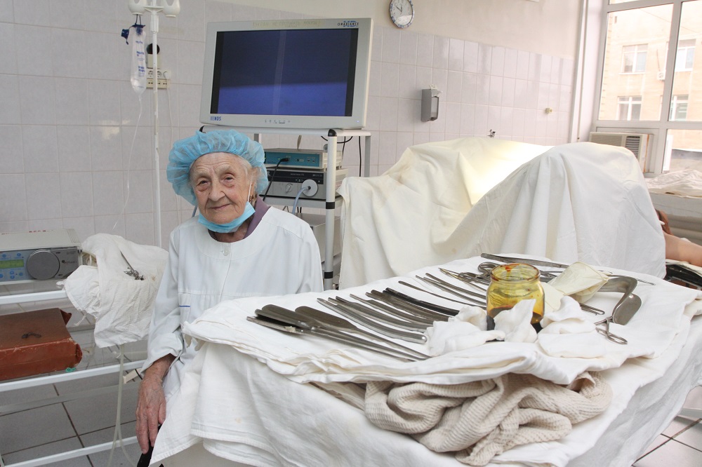 Алла Левушкина была старейшим в России практикующим хирургом, она провела более десяти тысяч операций.