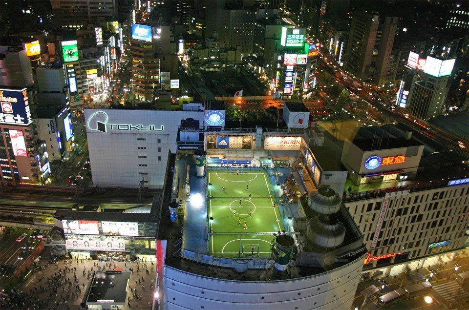 Круглосуточное футбольное поле в Токио.