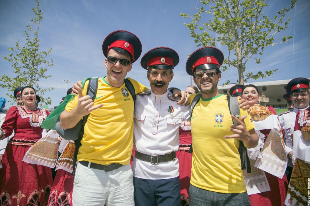 Бразильские болельщики с ростовскими казаками.