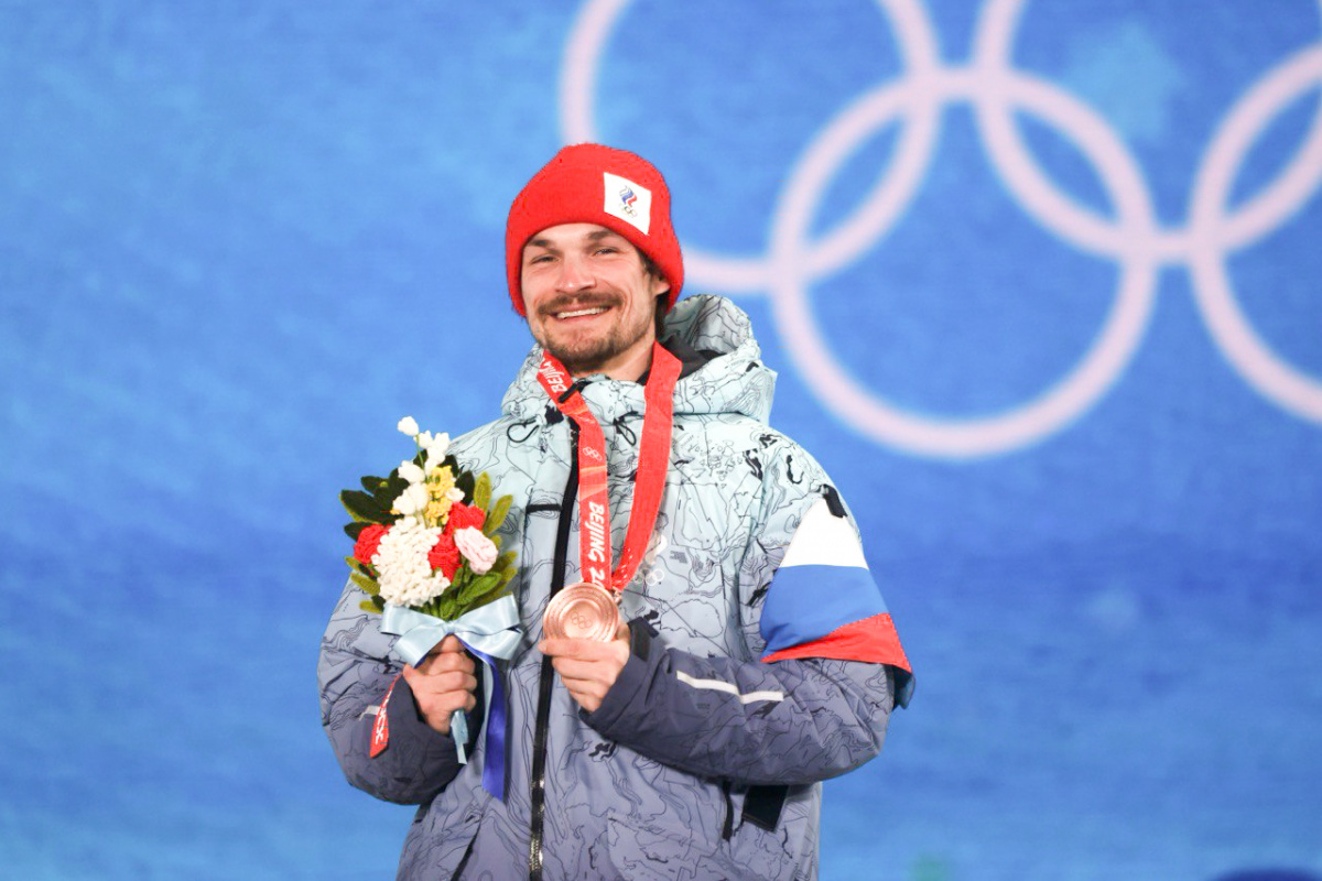 Вик Уайлд с бронзовой медалью пекинской Олимпиады. 2022 год.