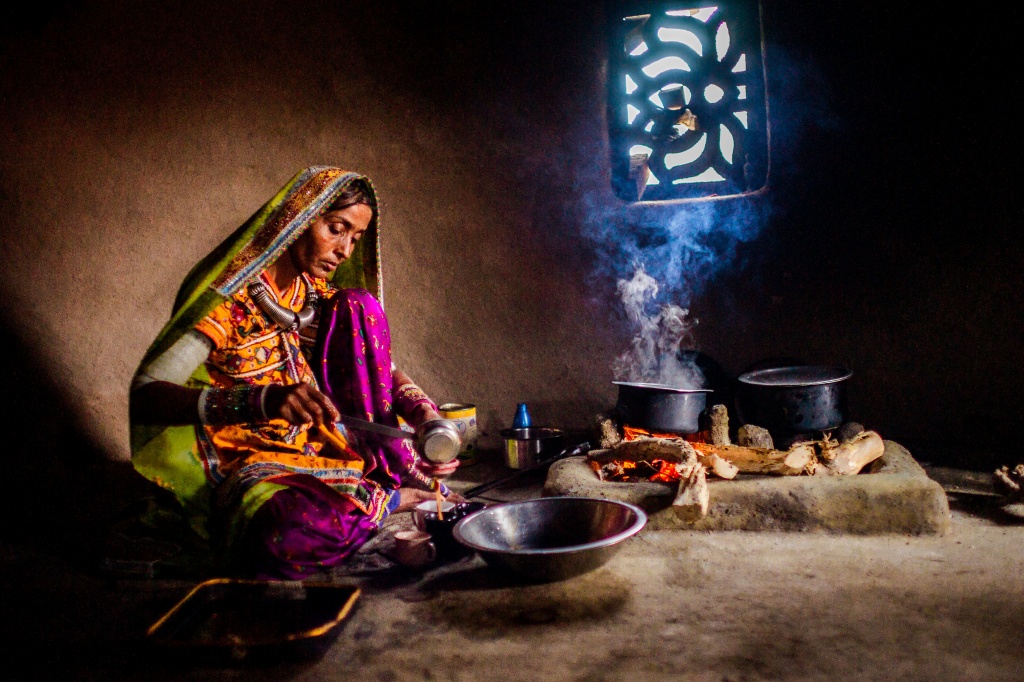 Жительница пустыни Тар (штат Гуджарат, Индия) в глиняной хижине.