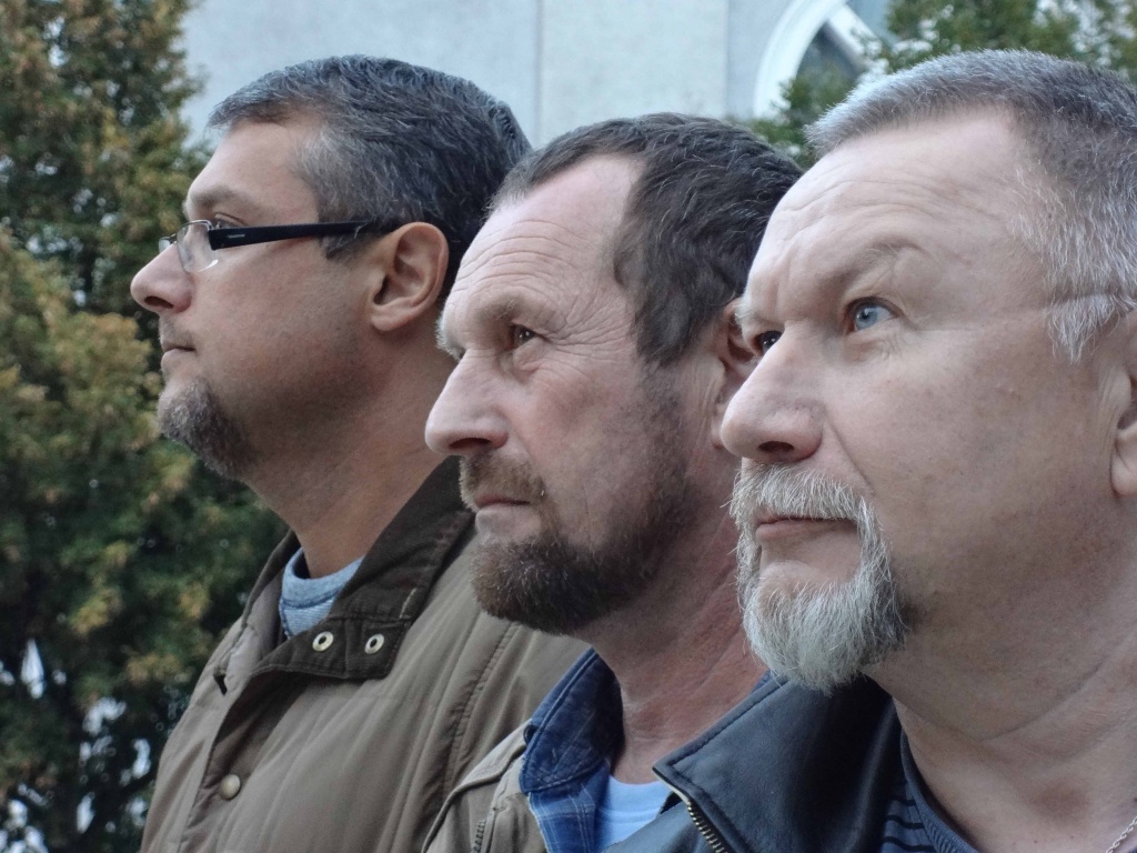 Гордин со своей съемочной группой: оператором Сергеем Смирновым (справа) и водителем Александром Новиковым (в центре).