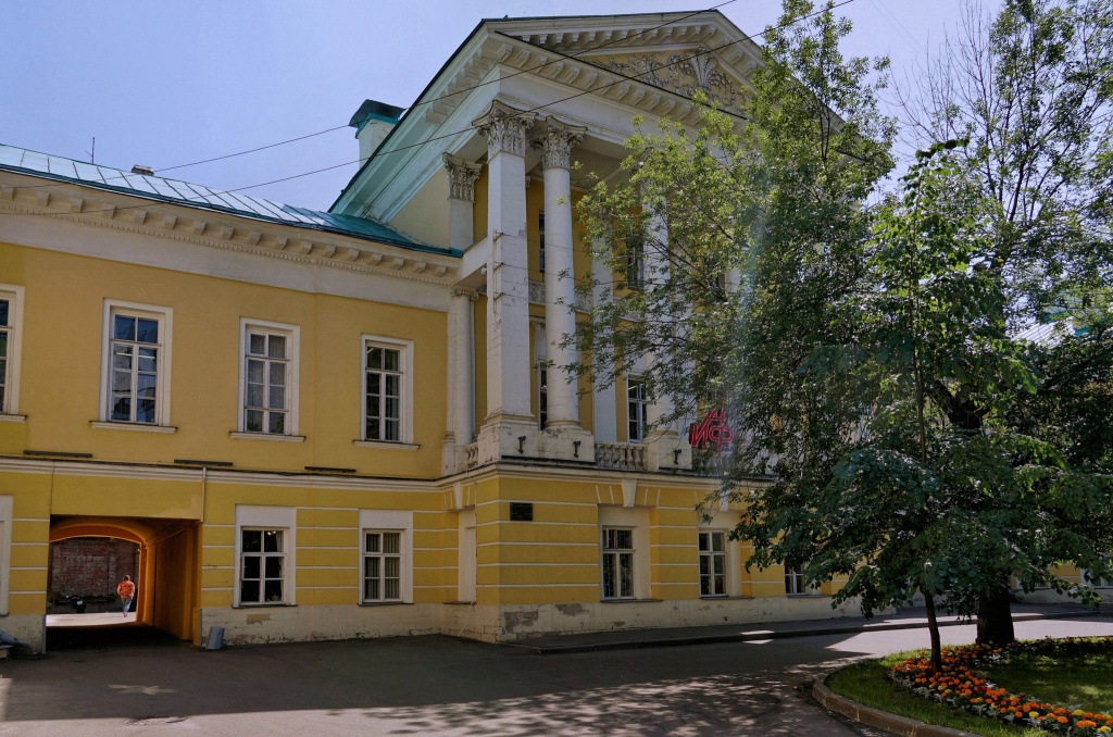 Особняк «АиФ» на ул. Мясницкой, 42, ранее усадьба Барышниковых. Дата постройки — конец XVIII века.