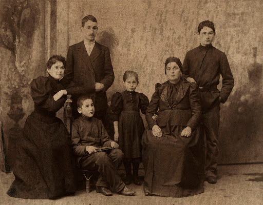 Семья Сарьянов, 1896 год. Слева направо: сестра Такуи, братья Сероб и Саак, сестра Катаринэ, мать Устинэ, Мартирос. 