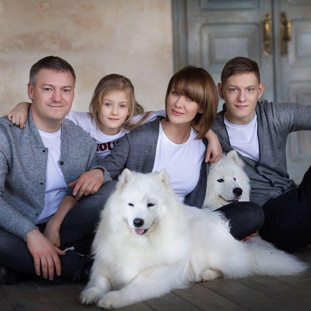 Дмитрий Резниченко с женой и детьми.