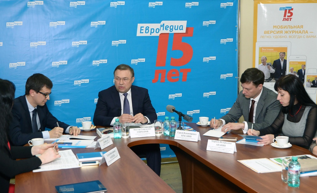 Первый заместитель губернатора РО Виктор Гончаров (в центре) рассказал о подготовке к форуму в ходе круглого стола в ИД «ЕвроМедиа».