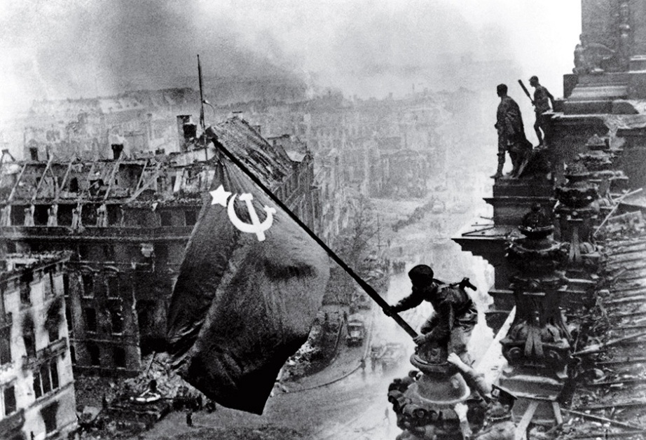 «Знамя Победы над рейхстагом», Евгений Халдей, 1945 год