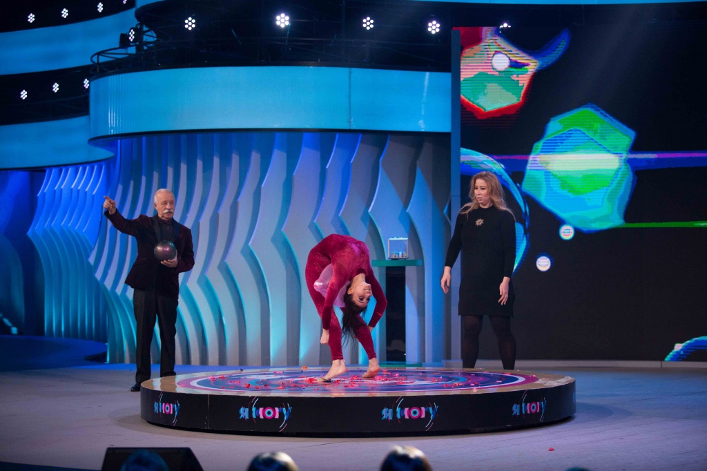 Гимнастка из Москвы Анна Свирина установила новый рекорд России: за 1 минуту лопнула 10 шариков в прогибе спиной назад.
