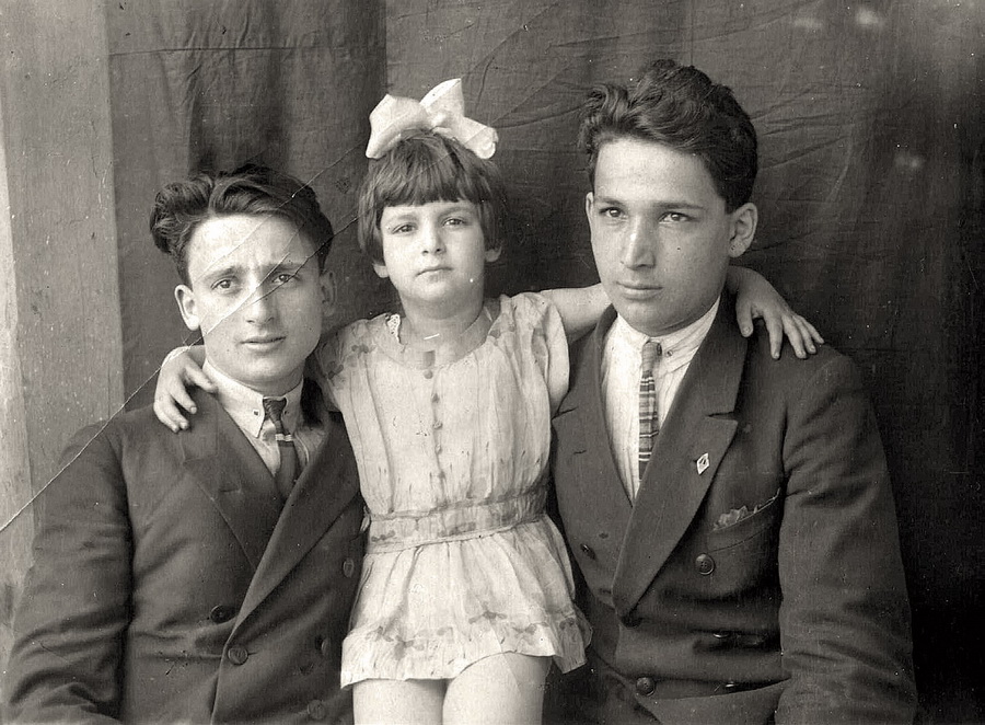 Печерский (справа) с братом Борисом и сестрой Зинаидой. Ростов‑на‑Дону, конец 1920-х годов.
