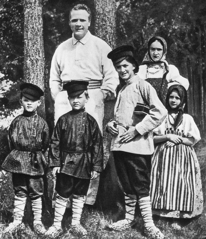 Федор Шаляпин с детьми на даче