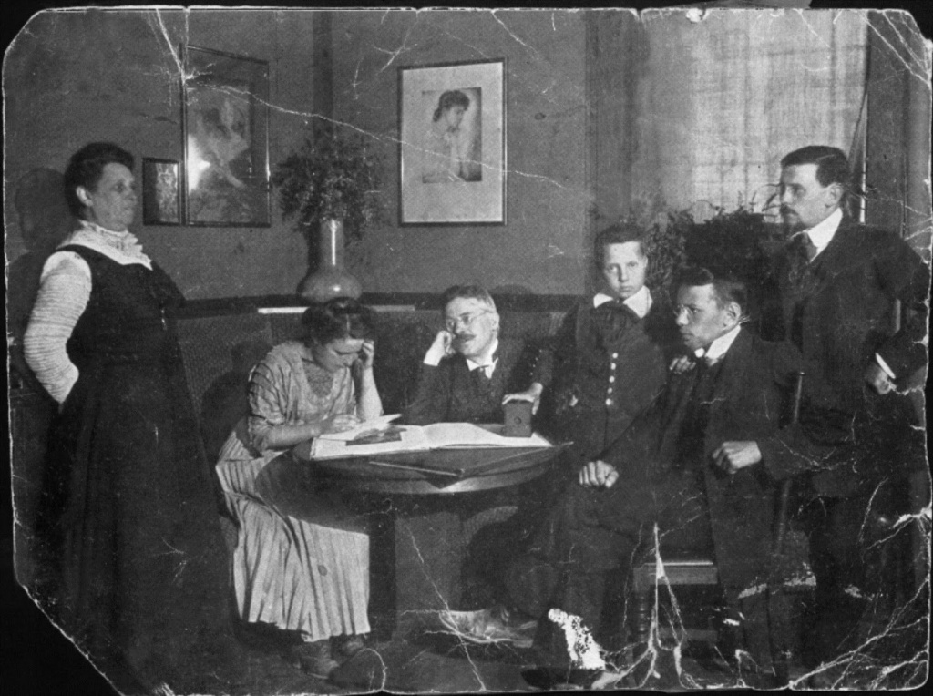 Семья Шпильрейнов, Сабина за столом. 