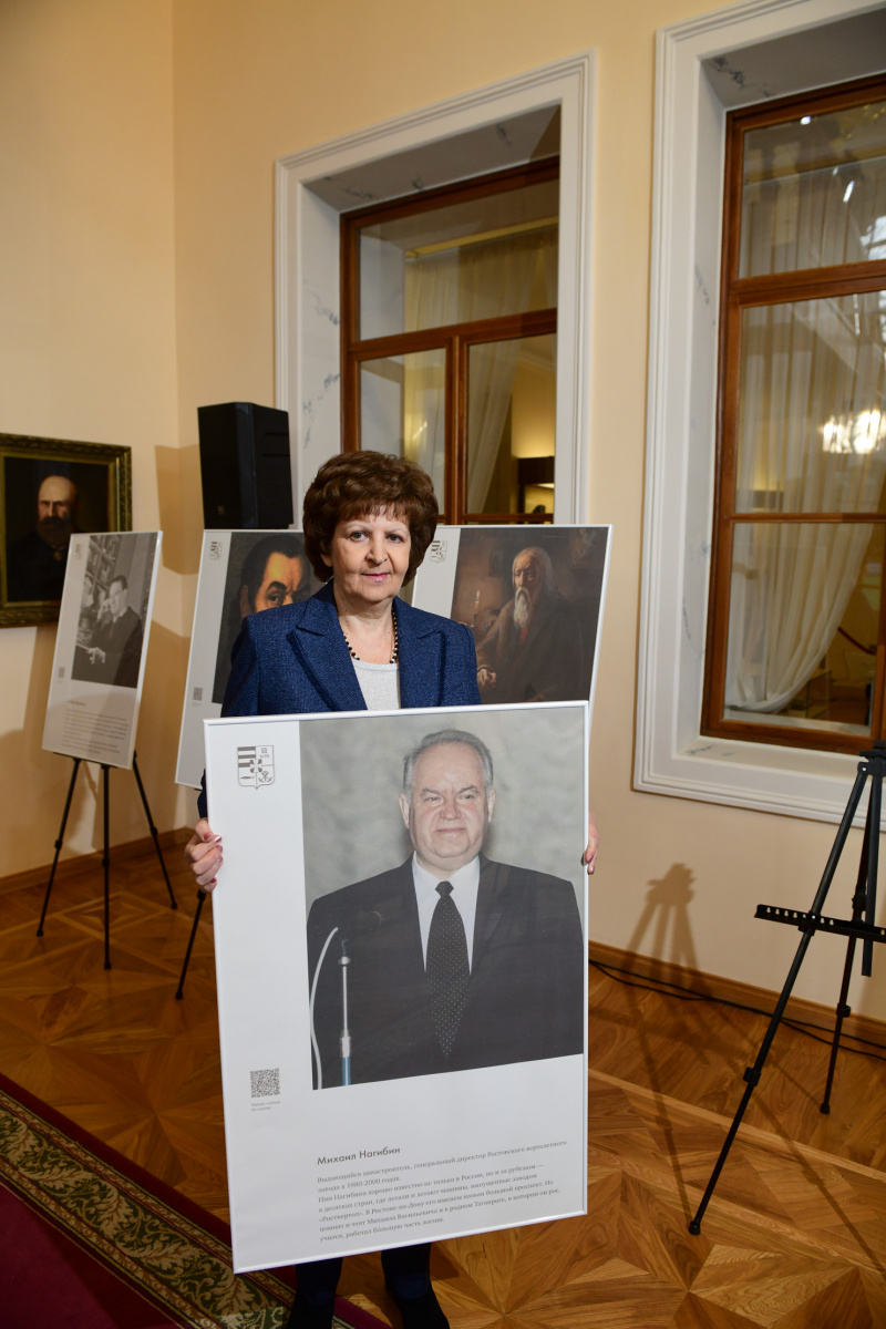 Лариса Штанова с портретом отца Михаила Нагибина на презентации мультимедийного проекта «Гражданин Таганрога».