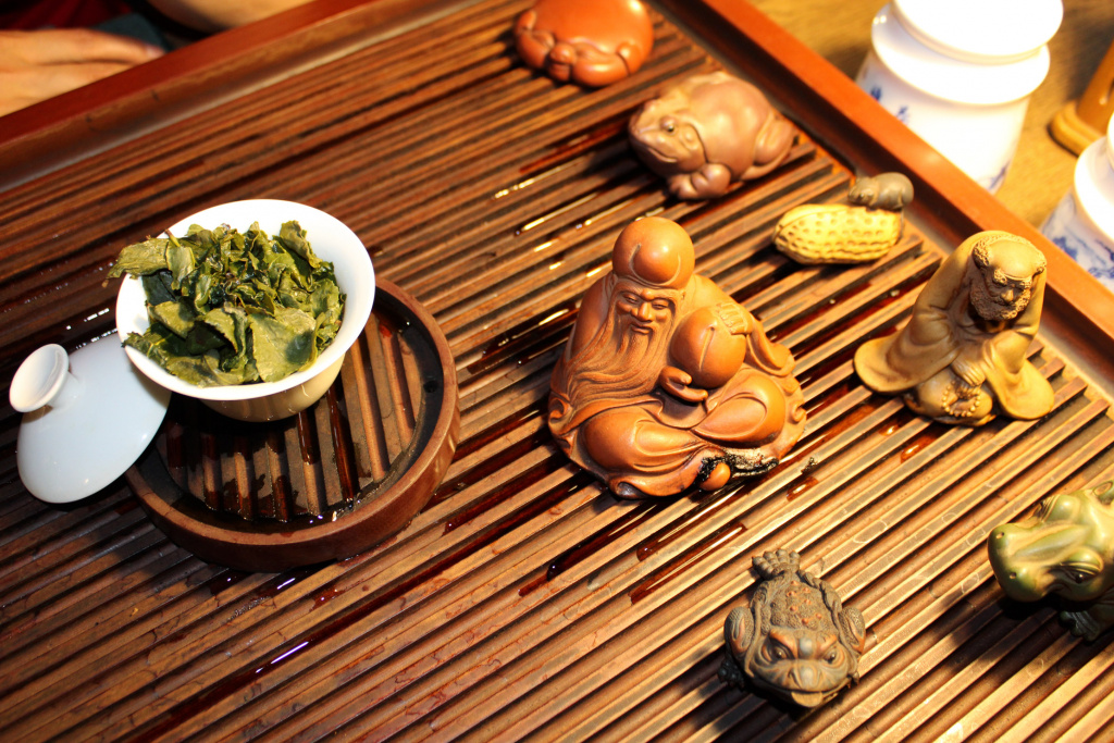 Бог долголетия, мудрец Бодхидхарма, бегемот (символ благодушия), денежная трехногая жаба, мышь — это чайные питомцы, в начале чаепития их поливают чаем.