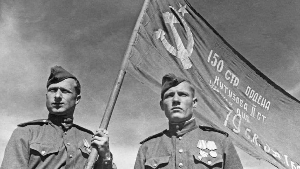 Младший сержант Мелитон Кантария и сержант Михаил Егоров со Знаменем Победы.
