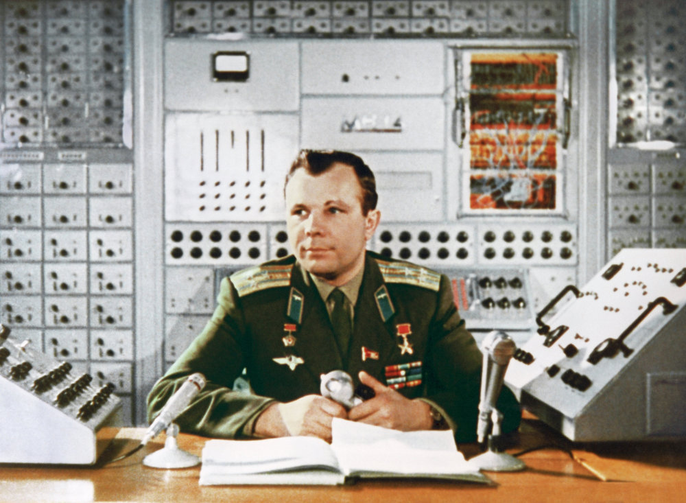 Юрий Гагарин наблюдает за тренировкой на командном пункте тренажера