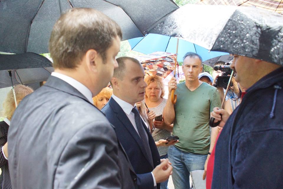 Таганрожцы общаются с министром ЖКХ РО Андреем Майером (в центре)