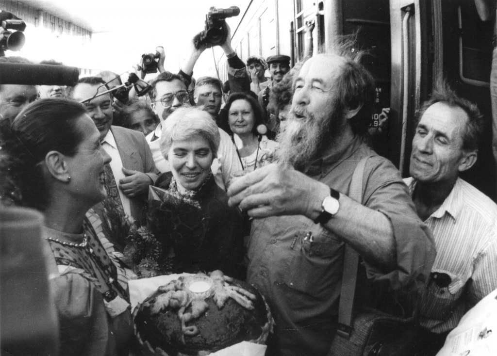Солженицына встречают хлебом-солью на перроне ростовского вокзала. 1994 год.