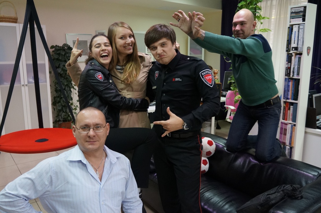 Денис Селегин (слева в переднем ряду) с командой «Патруля Радио Ростова».