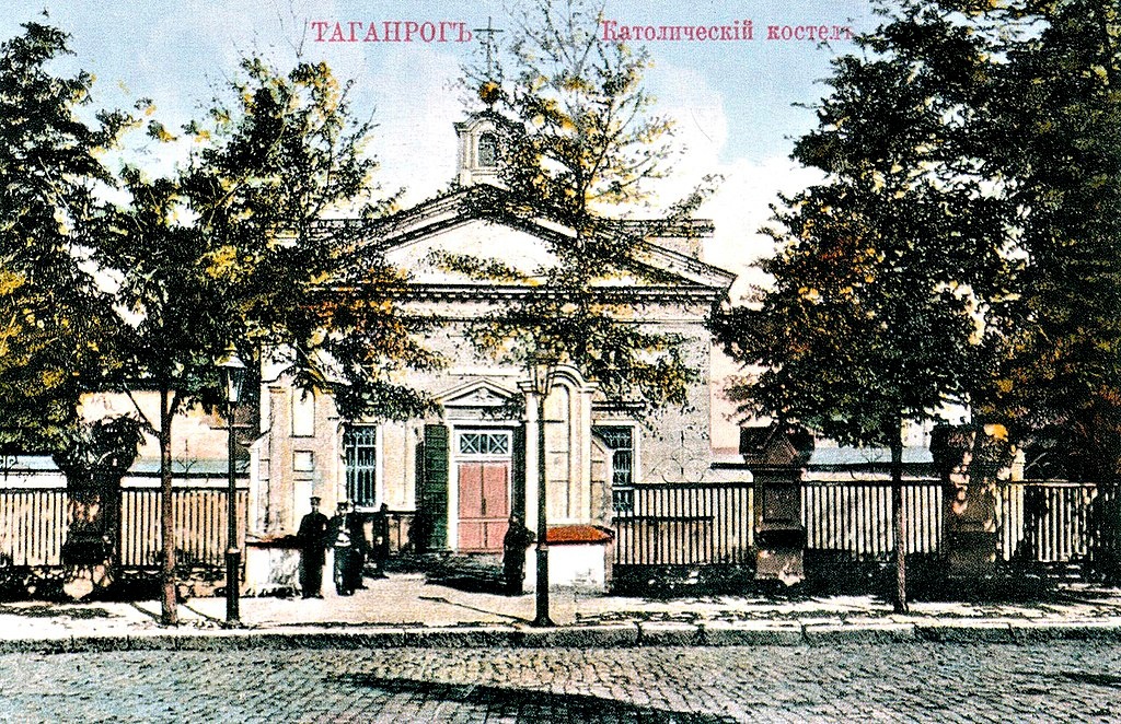Католический собор Пресвятой Троицы на улице Католической в Таганроге. Освящен в 1812 году, закрыт в 1923-м, здание отдано под ватную мастерскую.
