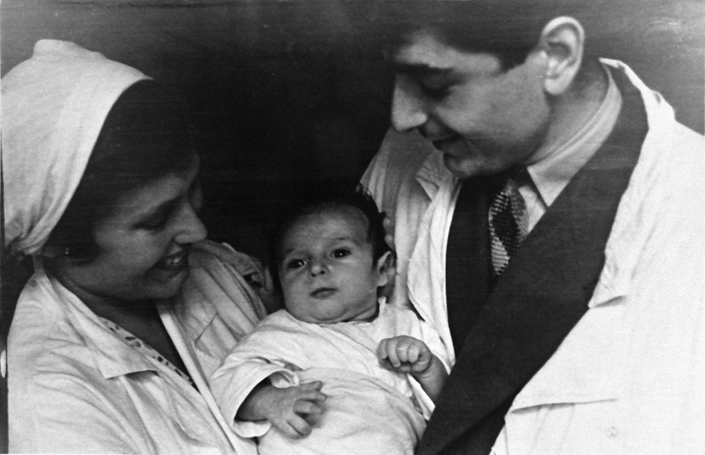 Счастливые родители и Петя Назаретов, 1959 год.