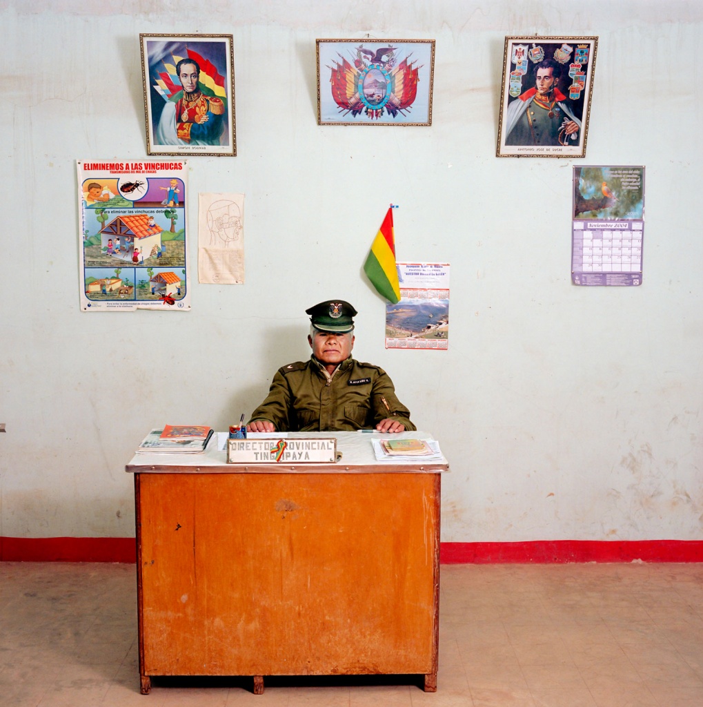 Боливия, 2005 год. Константино Ая Вири Кастро, бывший строитель, сейчас — офицер полиции 3-го класса в городе Тингипая, провинция Томас Фриас. В полицейском участке нет ни телефона, ни автомобиля, ни печатной машинки. Зарплата: 800 боливиано (100 долларов США).