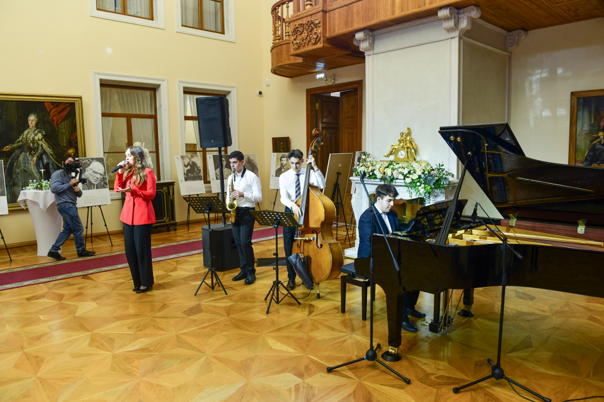 Выступление джазового коллектива под управлением Адама Терацуяна.