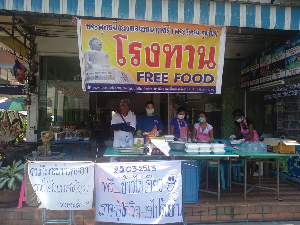  «Бесплатная еда» на Патонге для потерявших работу. 