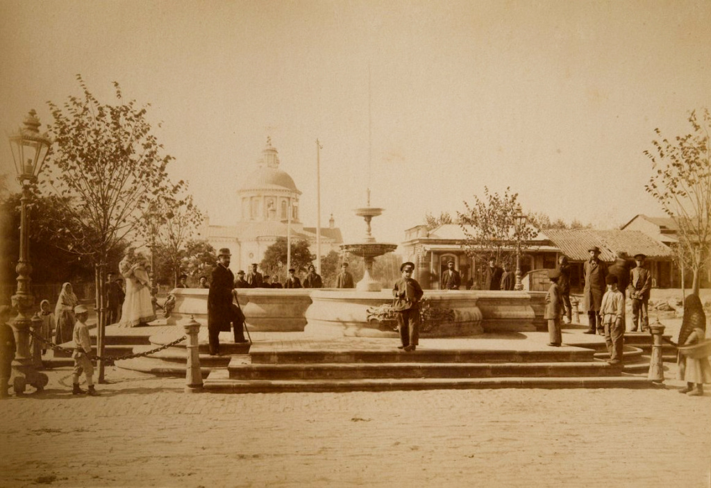 Фонтан на площади графа Льва Толстого в Нахичевани. (Здесь и далее фото конца XIX — начала XX века.)
