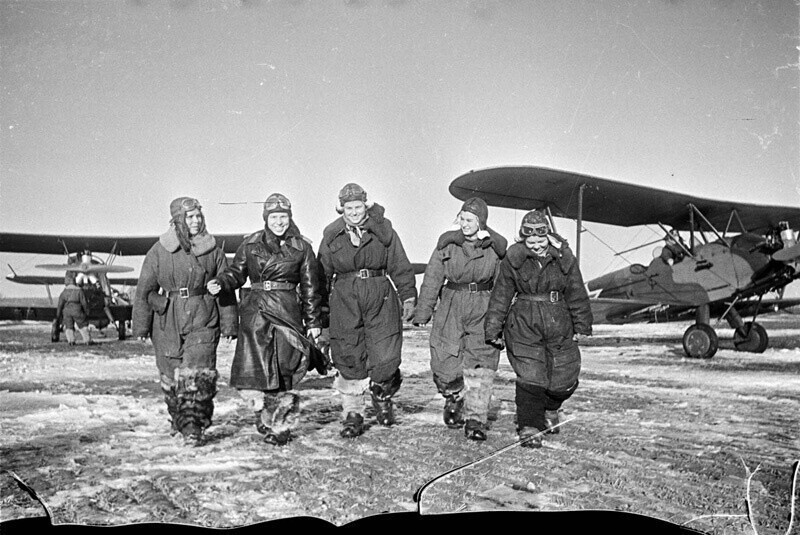 После выполнения боевого задания. Евдокия Никулина вторая слева. 1944 год. 