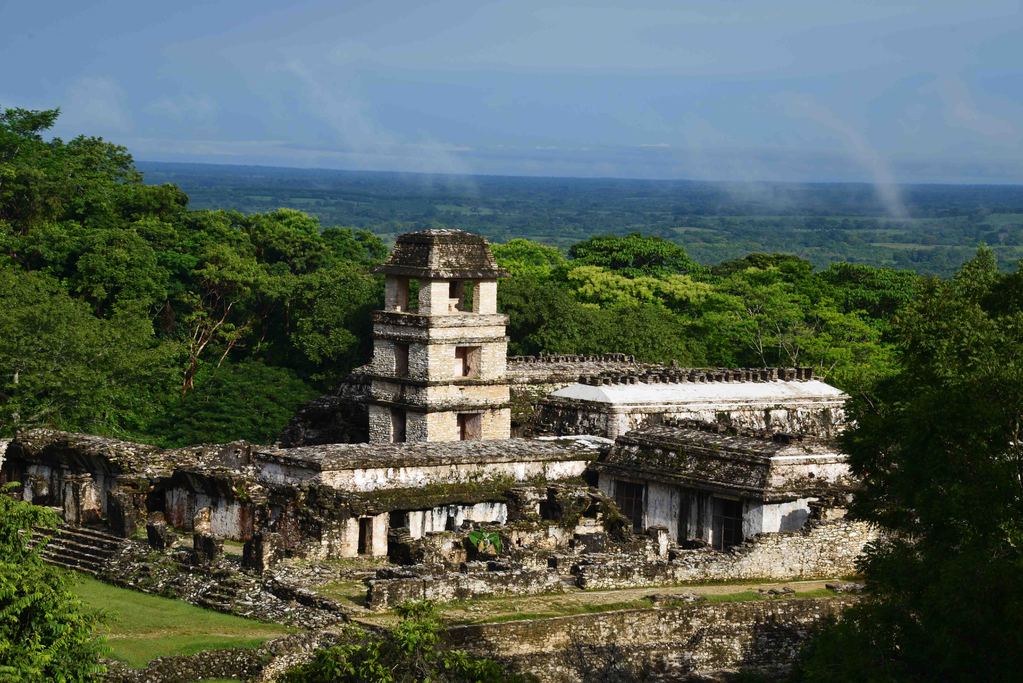 Древние пирамиды разрушенного города майя Паленке.