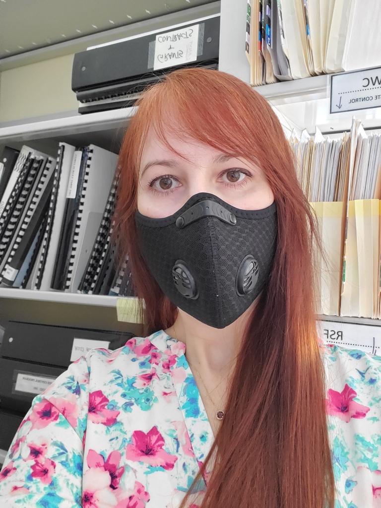 Яна Шулер: «Обычные маски здоровых людей от заражения не защитят, их нужно носить тем, кто уже болен. На мне маска N-95, которая защищает от заражения на 99%, если носить ее правильно».