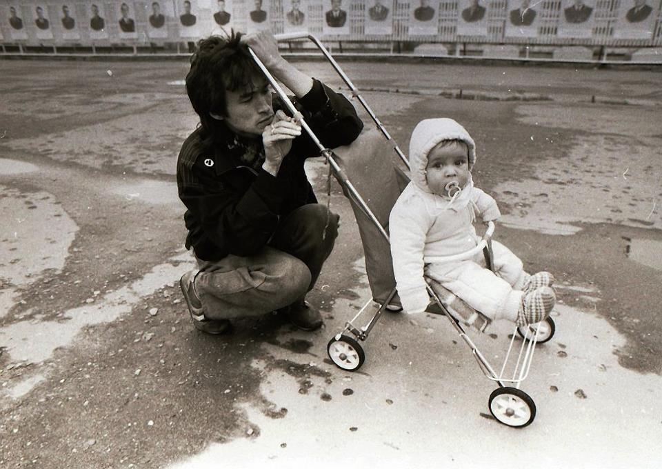 С сыном Сашей. Проспект Ветеранов, Ленинград, 1986 год.