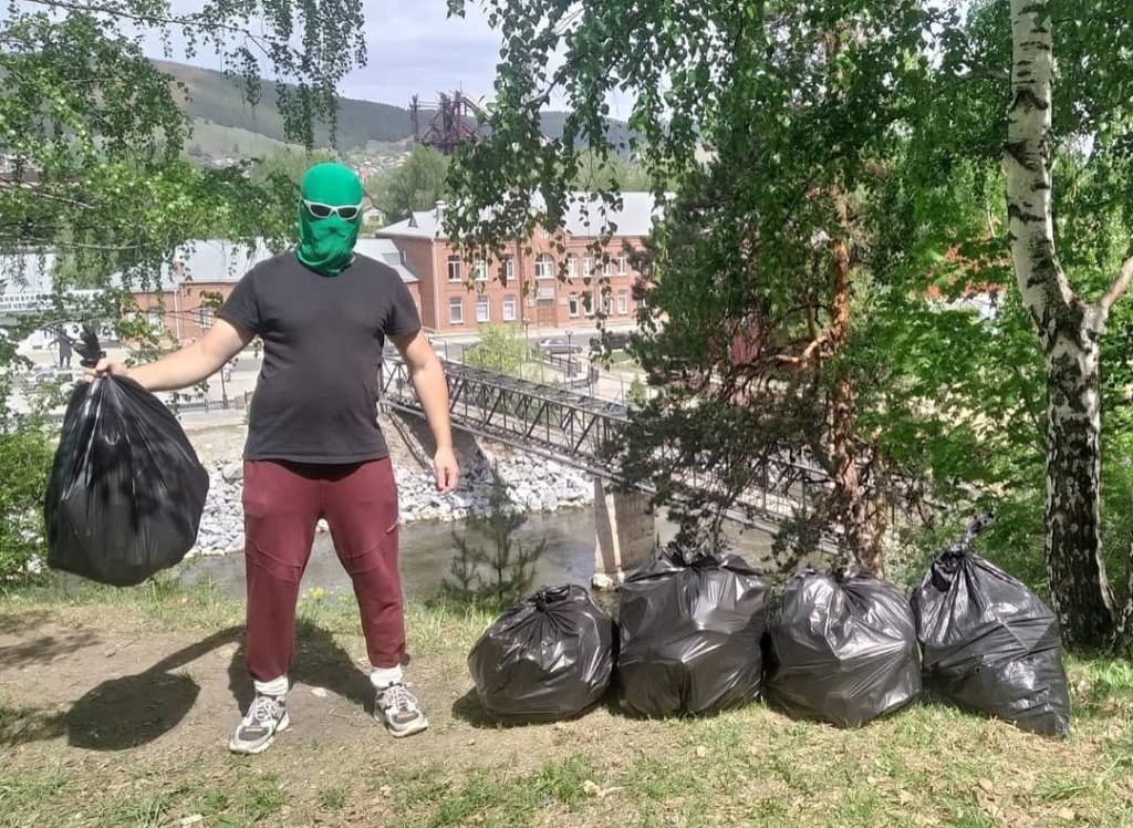 Чистомэн собрал мусор на берегу реки Белая в городе Белорецке (Башкортостан).
